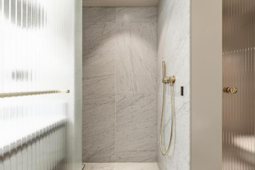 Hotel 717 Amsterdam Exteriér fotografie A shower