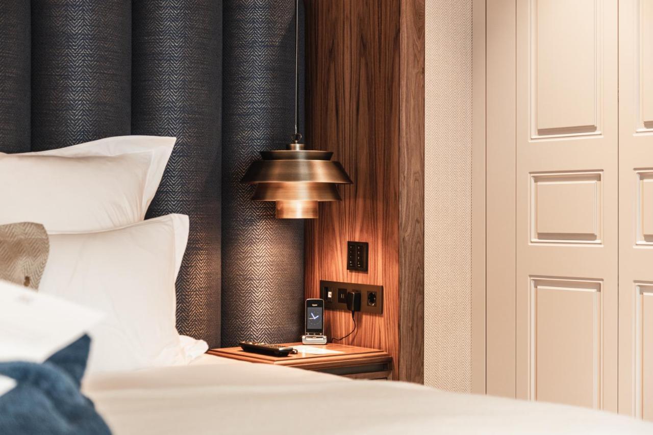 Hotel 717 Amsterdam Exteriér fotografie A bedside table with a built-in USB charger