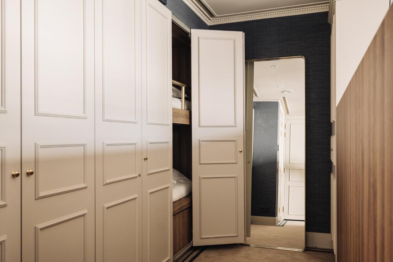 Hotel 717 Amsterdam Exteriér fotografie A typical wardrobe
