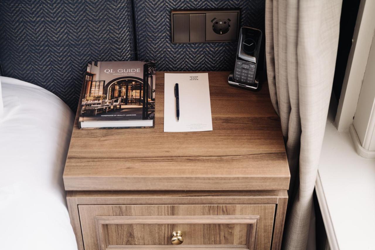 Hotel 717 Amsterdam Exteriér fotografie A bedside table
