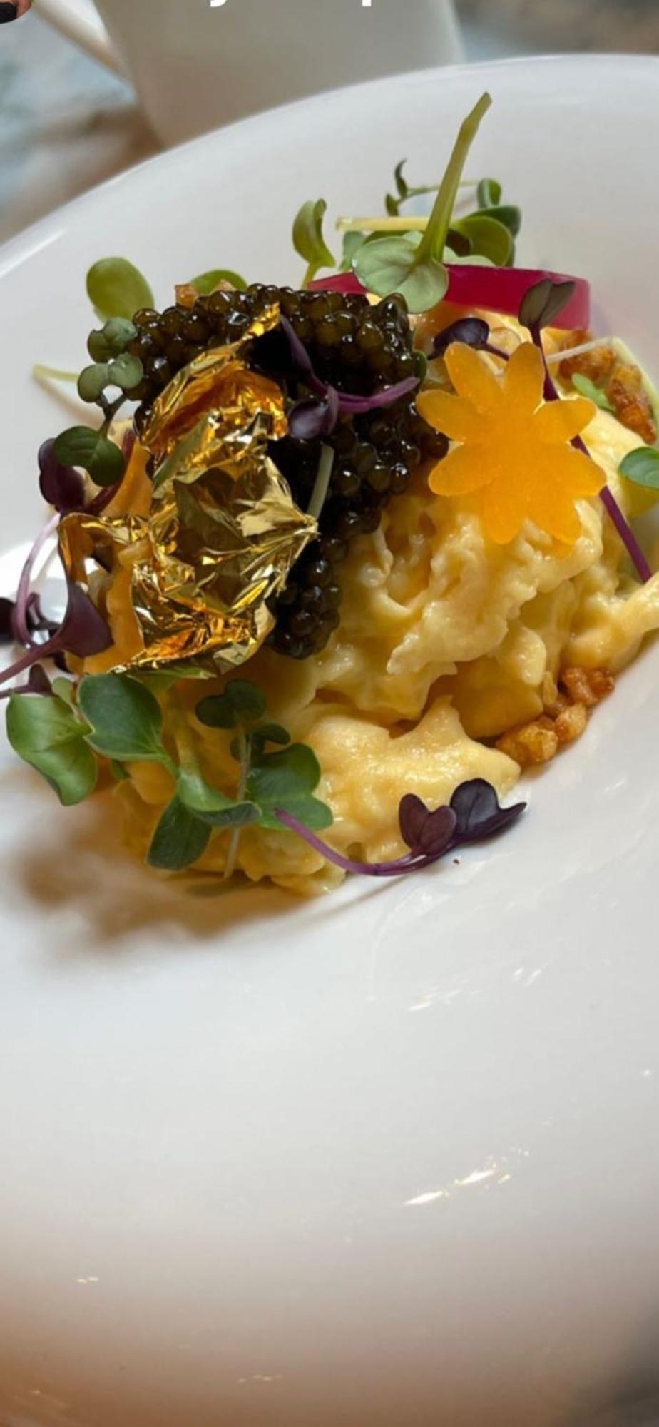 Hotel 717 Amsterdam Exteriér fotografie A close-up of a dish of risotto with gold leaf