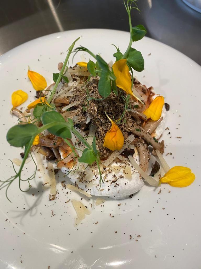 Hotel 717 Amsterdam Exteriér fotografie A dish of goat's cheese with honey and flowers