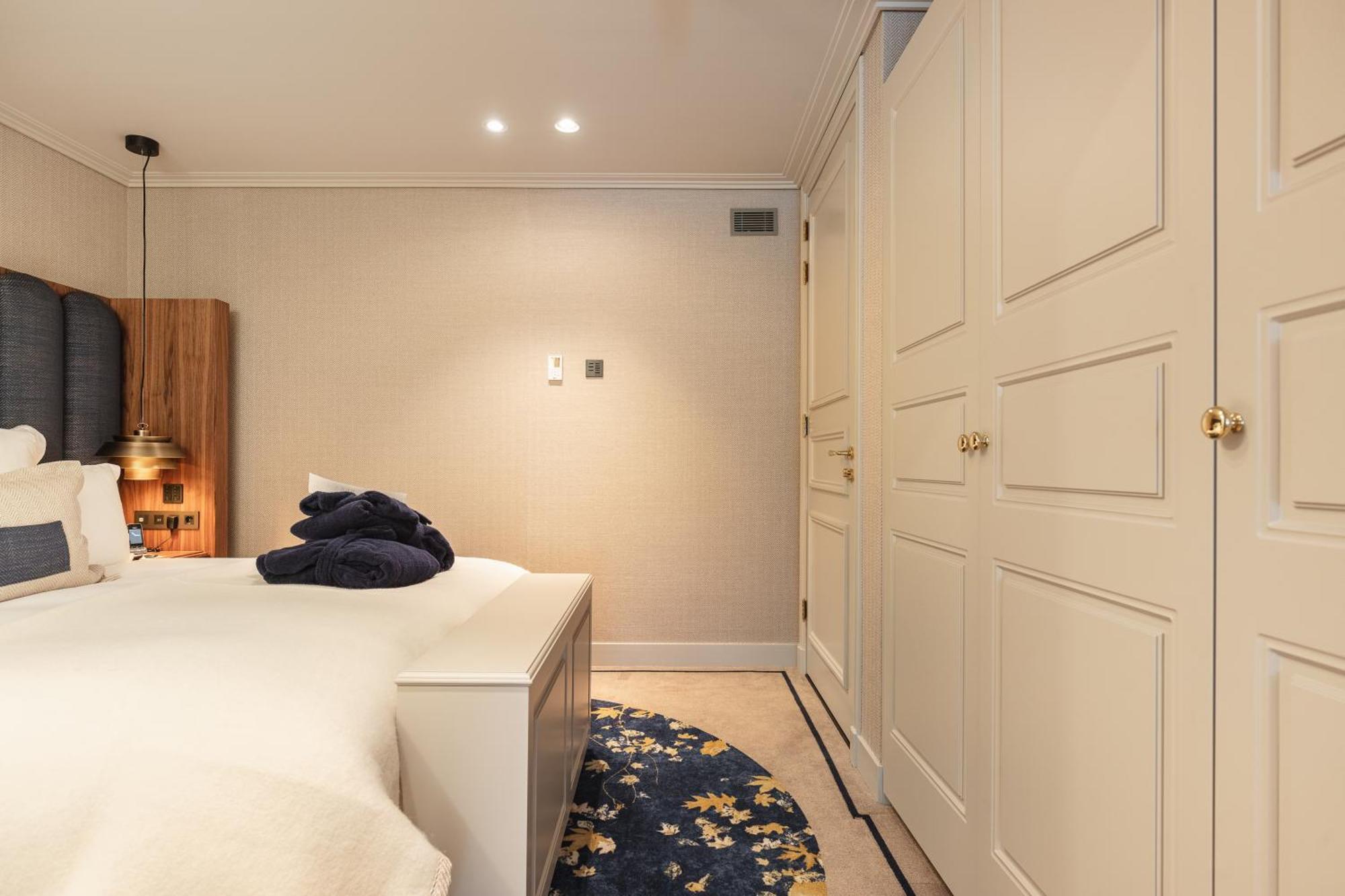 Hotel 717 Amsterdam Exteriér fotografie A bedroom with a built-in wardrobe